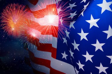 Bağımsızlık Gününü kutluyoruz. ABD bayrağı havai fişek arka planında 4 Temmuz için