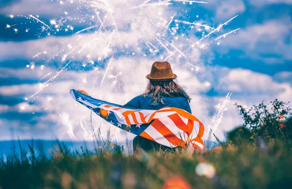 Junger Glücklicher Patriot Mit Der Amerikanischen Flagge Unter Dem Feuerwerk — Stockfoto