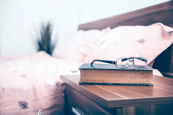 Book Eyeglasses Nightstand Table Bedroom Sunny Morning — Stock Photo, Image