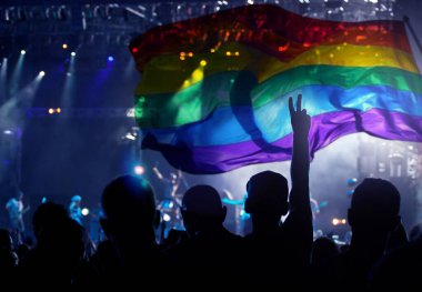 Onur topluluğunun elleri havada bir geçit töreni ve LGBT bayrağı - sevgi ve hoşgörünün sembolü