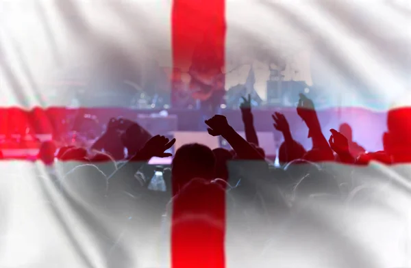 イングランドをサポートするサッカーファン イングランドの旗に対して手を上げてスタジアムで祝う群衆 — ストック写真