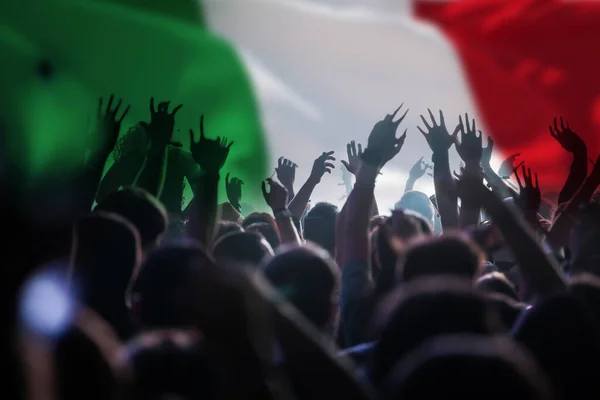 Voetbalfans Ondersteunen Italië Menigte Viert Het Stadion Met Opgeheven Handen — Stockfoto