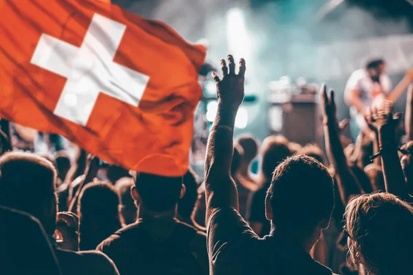 Torcedores Futebol Apoiando Suíça Multidão Celebrando Estádio Com Mãos Levantadas — Fotografia de Stock