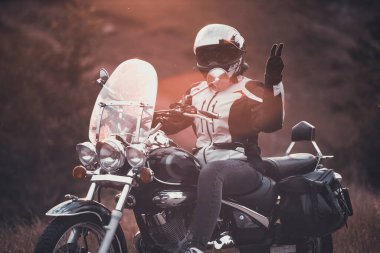 Gün batımında motosikletli bir kız..