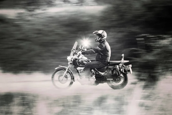 Conductor Motocicleta Conduciendo Hermosa Puesta Sol —  Fotos de Stock