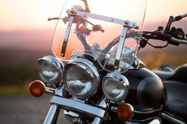 Motosiklet ekibi ön çatal ve farları kapatın. Seyahat ve spor, hız ve özgürlük kavramı