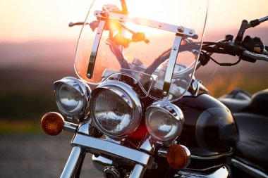 Motosiklet ekibi ön çatal ve farları kapatın. Seyahat ve spor, hız ve özgürlük kavramı