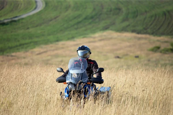 骑摩托车的人骑在乡间山丘上 旅行和体育 速度和自由概念 — 图库照片