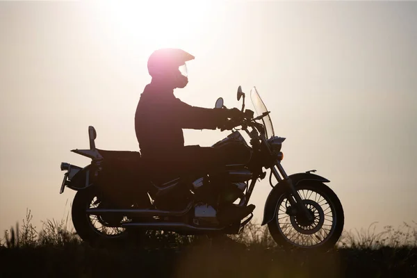 Motorista Motocicleta Andando Campo Viagens Desporto Conceito Velocidade Liberdade — Fotografia de Stock