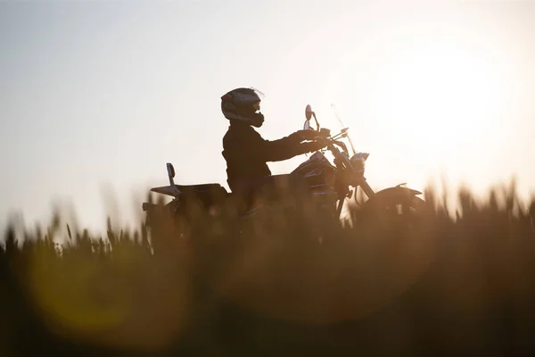 Motociclista Cavallo Sulle Colline Campagna Viaggio Sport Velocità Libertà — Foto Stock