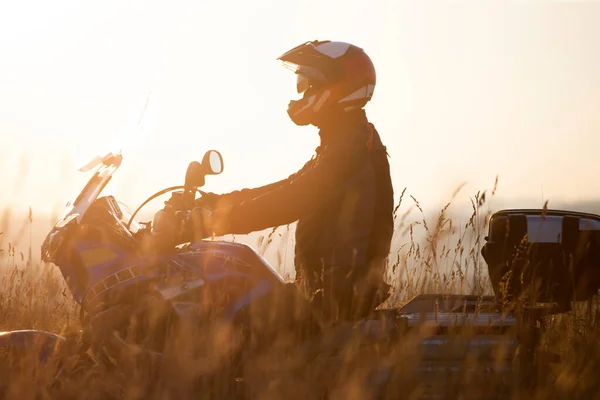 Kierowca Motocykla Jeżdżący Wiejskich Wzgórzach Koncepcja Podróży Sportu Prędkości Wolności — Zdjęcie stockowe