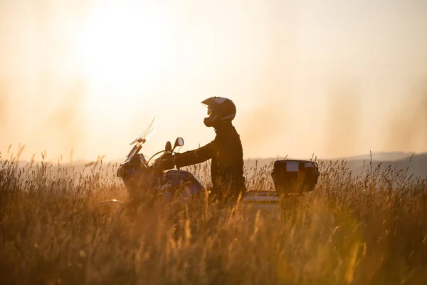 骑摩托车的人骑在乡间山丘上 旅行和体育 速度和自由概念 — 图库照片