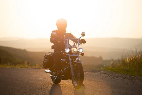 Водитель Мотоцикла Едет Сельской Местности Путешествия Спорт Скорость Свобода — стоковое фото