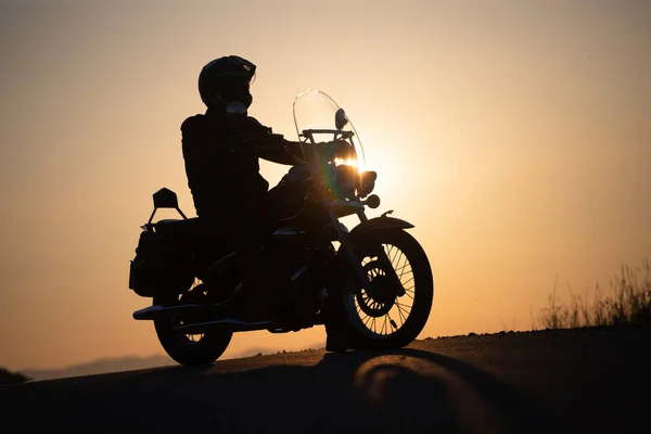 骑摩托车的人骑在农村 旅行和体育 速度和自由概念 — 图库照片
