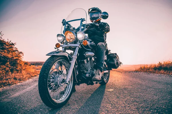 田舎でオートバイの運転手に乗る 旅行とスポーツ スピードと自由の概念 — ストック写真