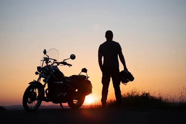 Řidič Motocyklu Jede Sám Asfaltové Dálnici Cestování Sport Rychlost Svoboda — Stock fotografie