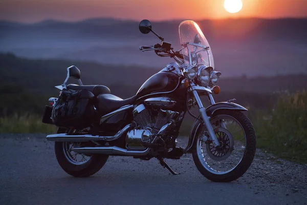 日落时乡间路上的老式摩托车 — 图库照片
