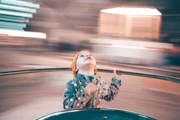 Fröhliches Mädchen Hat Spaß Auf Dem Spielplatz Verschwommene Bewegung — Stockfoto