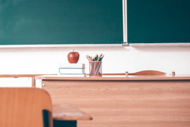 Okul Konseptine geri dönelim. Kara tahtaya karşı aksesuarlar ve kitaplar.