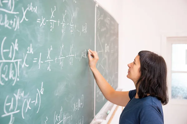 Professor Aluno Escrevendo Quadro Negro Durante Aula Matemática Sala Aula — Fotografia de Stock