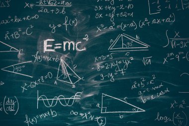 Karatahta bilimsel formüller ve matematik hesaplamalarıyla kazınmış. Bilim ve eğitim geçmişi.