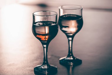 Şarap tadımı deneyimi: masada kırmızı şarap..