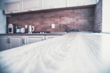 Mutfağın içi ve masası bulanık. Ev arkaplanı