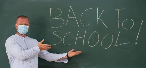 Δάσκαλος Μάσκα Προσώπου Καλωσορίζει Παιδιά Πίσω Στο Σχολείο Μετά Κλείδωμα — Φωτογραφία Αρχείου