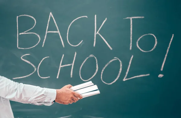 Concepto Regreso Escuela Profesora Dando Libros Sus Alumnos Aula Comienzo —  Fotos de Stock