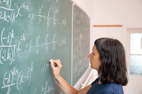 Professor Aluno Escrevendo Quadro Negro Durante Aula Matemática Sala Aula — Fotografia de Stock