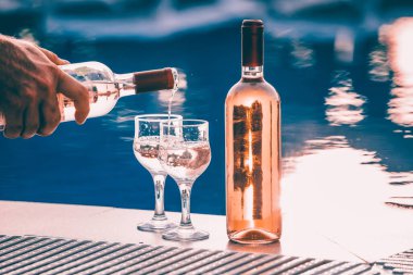 Yaz partisi, yüzme havuzunun yanında bardakta şarap, yaz içkileri, su kenarında dinlenme.