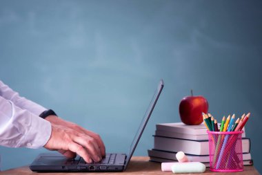 Okul Konseptine geri dönelim. Matematik öğretmeni bilgisayardaki zoom konferansından sanal öğretmenlik dersi veriyor..