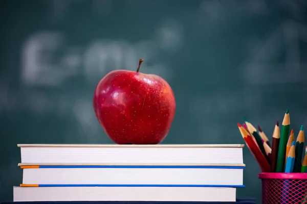 Επιστροφή Στο Σχολείο Concept Μήλο Αξεσουάρ Και Βιβλία Κατά Του — Φωτογραφία Αρχείου
