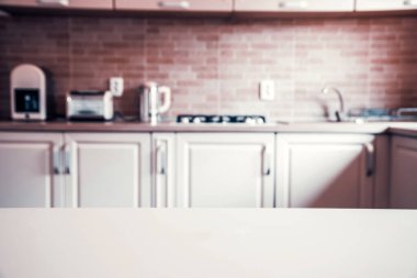 Mutfağın içi ve masası bulanık. Ev arkaplanı