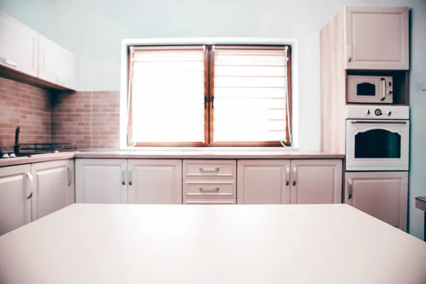 Blurred Kitchen Interior White Desk Space Home Background — Stock Photo, Image