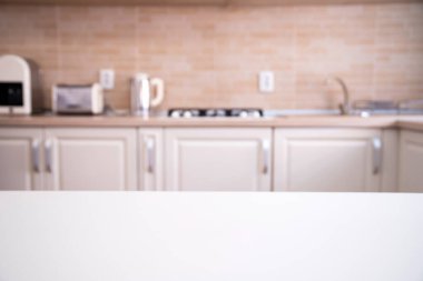 Mutfağın içi ve masası bulanık. Ev arkaplanı