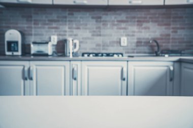 Mutfağın içi ve masası bulanık. Ev arkaplanı