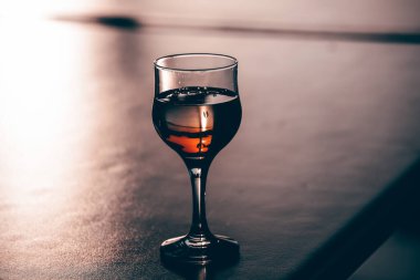 Şarap tadımı deneyimi: masada kırmızı şarap..