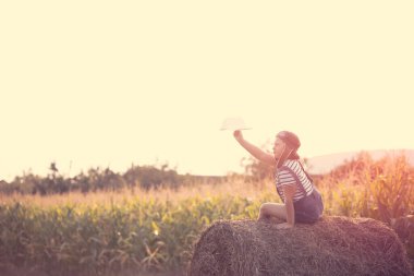 Pilot kaskıyla oynayan mutlu çocuk havacı gibi davranıyor. Seyahat, tatil ve özgürlük kavramı. Çocukluk, hayal gücü, hayal gücü.