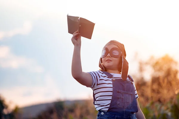 Glückliches Kind Das Mit Pilotenhelm Spielt Gibt Vor Flieger Sein — Stockfoto