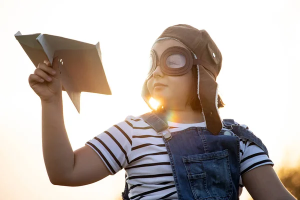 Glückliches Kind Das Mit Pilotenhelm Spielt Gibt Vor Flieger Sein — Stockfoto