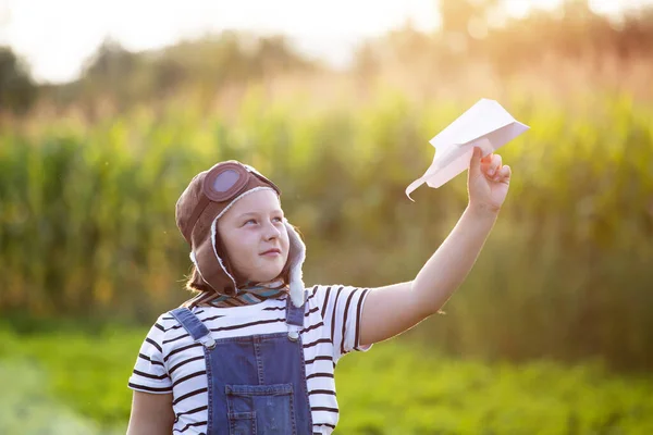 Glückliches Kind Das Mit Pilotenhelm Spielt Gibt Vor Flieger Sein — Stockfoto