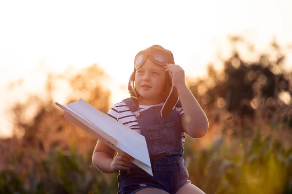 Happy Kid Playing Pilot Helmet Pretend Aviator Travel Vacation Freedom — Stock Photo, Image