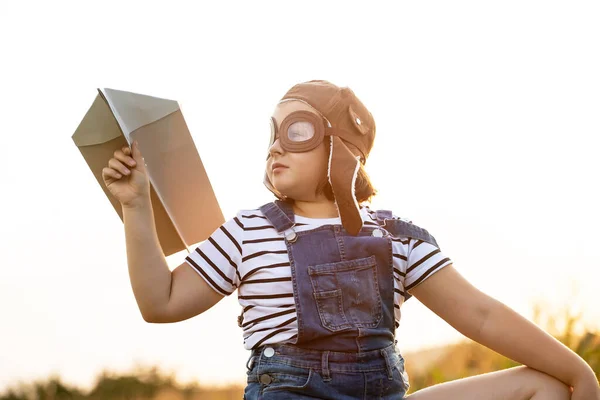 Enfant Heureux Jouant Dans Casque Pilote Fait Passer Pour Aviateur — Photo