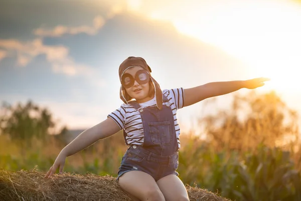 Glückliches Kind Das Mit Pilotenhelm Spielt Gibt Vor Flieger Sein — Stockfoto