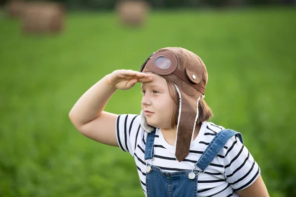 Ragazzo Felice Che Gioca Con Casco Pilota Finge Essere Aviatore — Foto Stock