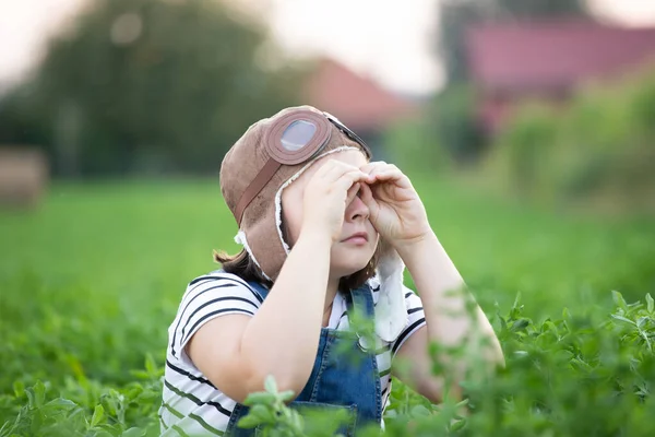 Ragazzo Felice Che Gioca Con Casco Pilota Finge Essere Aviatore — Foto Stock