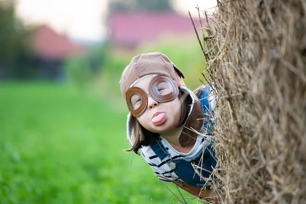 Glückliches Kind Das Mit Pilotenhelm Spielt Gibt Vor Flieger Sein — Stockfoto