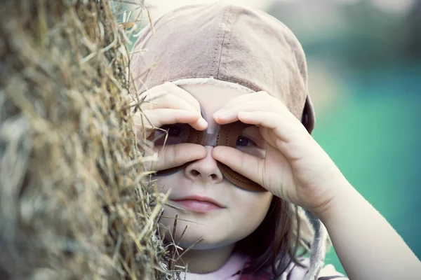 Ragazzo Felice Che Gioca Con Casco Pilota Finge Essere Aviatore — Foto Stock