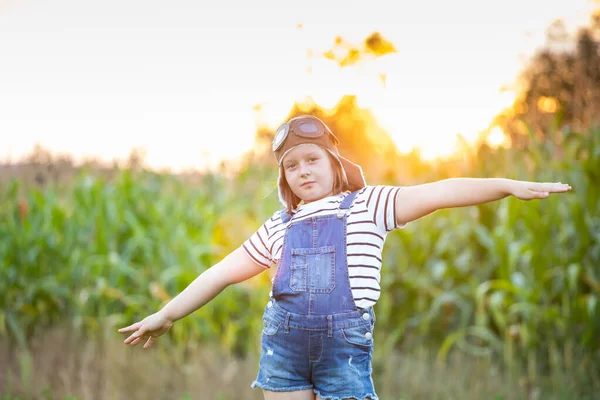 Happy Kid Playing Pilot Helmet Pretend Aviator Travel Vacation Freedom — Stock Photo, Image